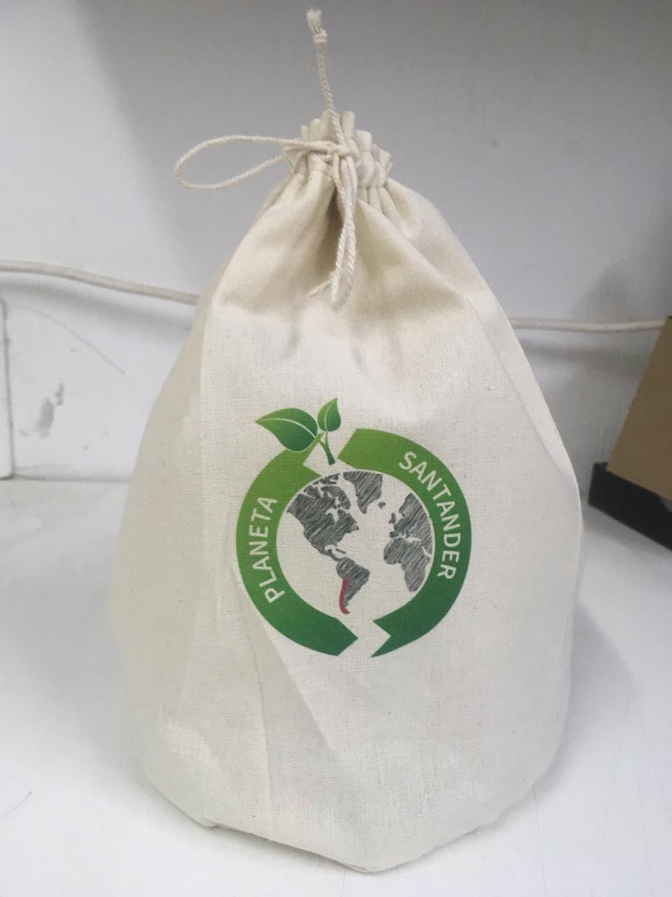 Árbol nativo en bolsa de tela para Banco Santander