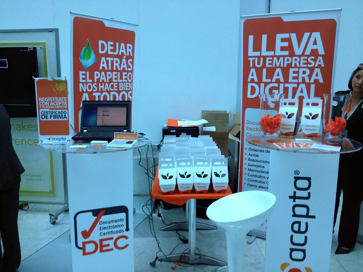 Stand de Acepta en una feria con árboles en envase personalizado
